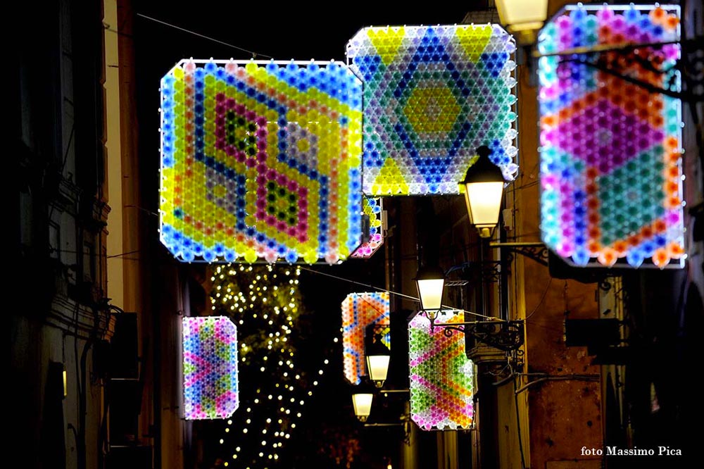 Installazioni delle luminarie di Salerno nel centro storico