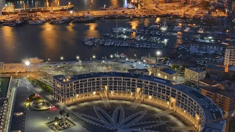 In attesa dell’accensione delle Luminarie di Salerno godiamoci la bellissima Piazza della Libertà