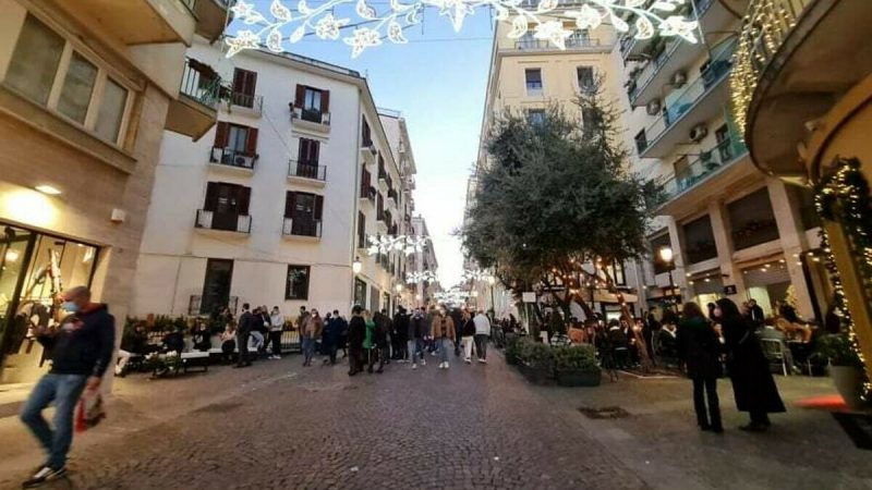 Il freddo avvolge le luminarie di Salerno