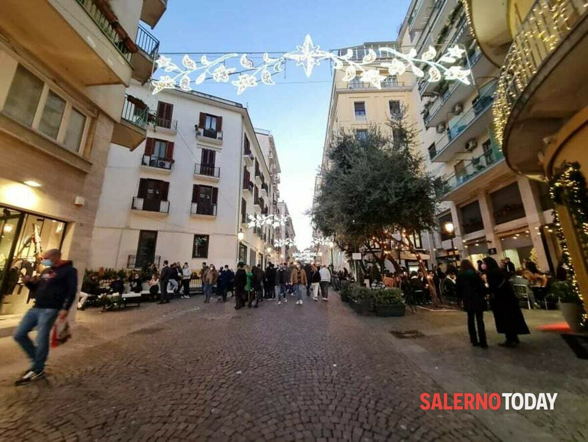 Il freddo avvolge le luminarie di Salerno