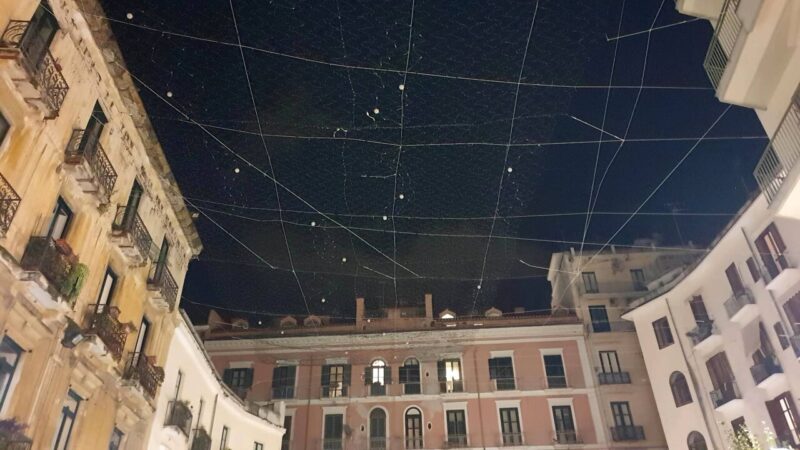 Spuntano ovunque in città nuove installazioni luminose: il cielo stellato in piazza Flavio Gioia