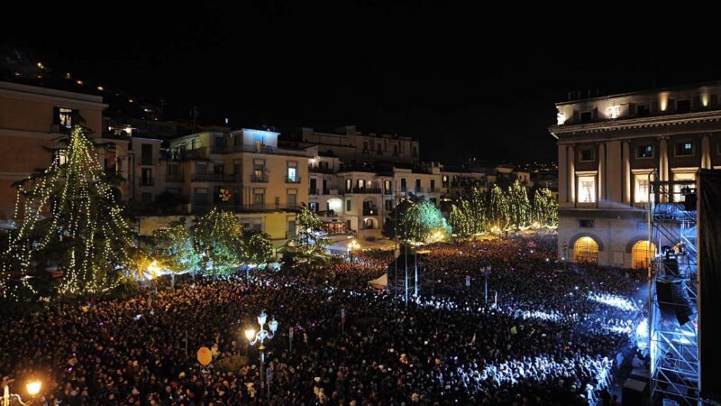 Salerno: No Zona Rossa per il concerto in piazza dei Negramaro. Né botti né bottiglie di vetro in piazza Amendola per il 31 dicembre 2022