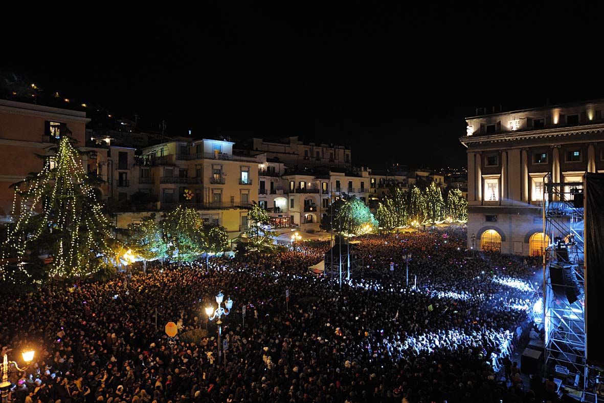 Salerno: No Zona Rossa per il concerto in piazza dei Negramaro. Né botti né bottiglie di vetro in piazza Amendola per il 31 dicembre 2022