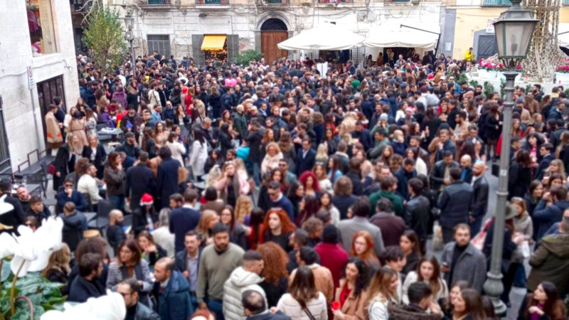 Tantissima gente per Salerno in occasione del brindisi della vigilia di Natale e traffico in tilt