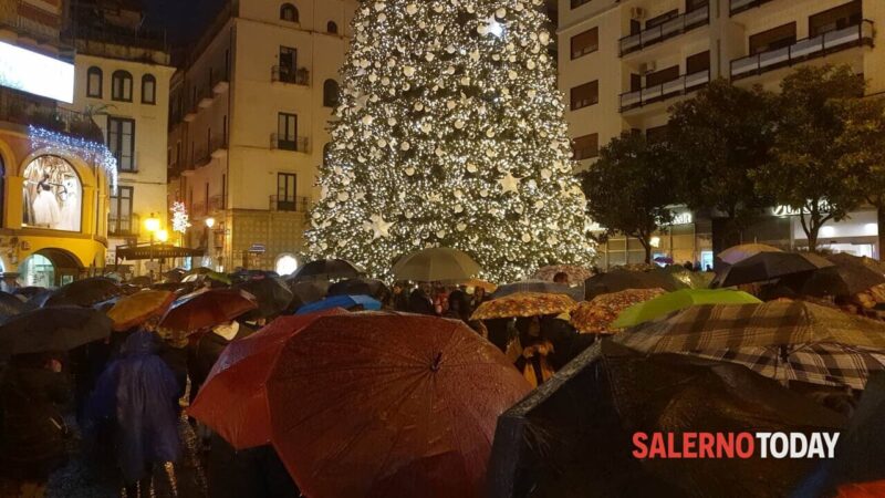 Luminarie Salerno 2022: Il maltempo non ferma turisti e visitatori