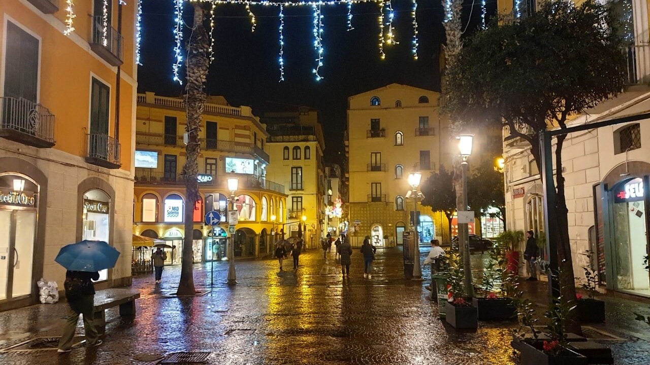 Freddo e pioggia per il penultimo weekend delle Luci d’Artista: smontato l’albero di Natale in piazza Portanova.