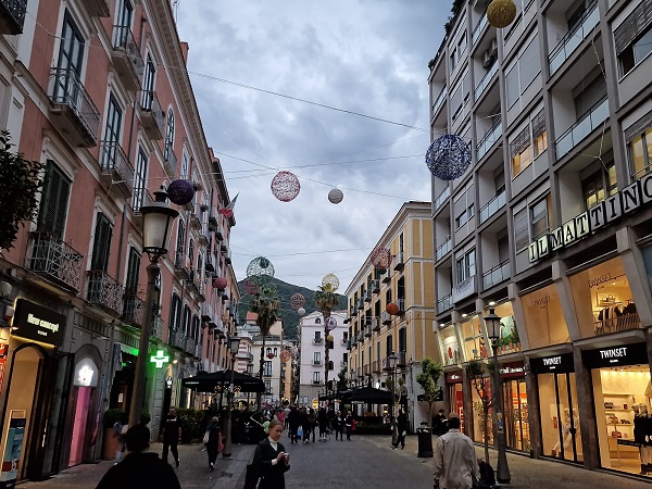 Prende corpo l’opera “Mondi” sul Corso Vittorio Emanuele di Salerno