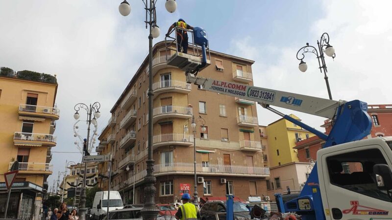 Continuano spedite le installazioni delle luminarie di Salerno per l’edizione 2023/2024