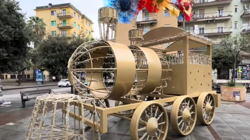 Compaiono nuove installazioni luminose in città: a Torrione la locomotiva dorata