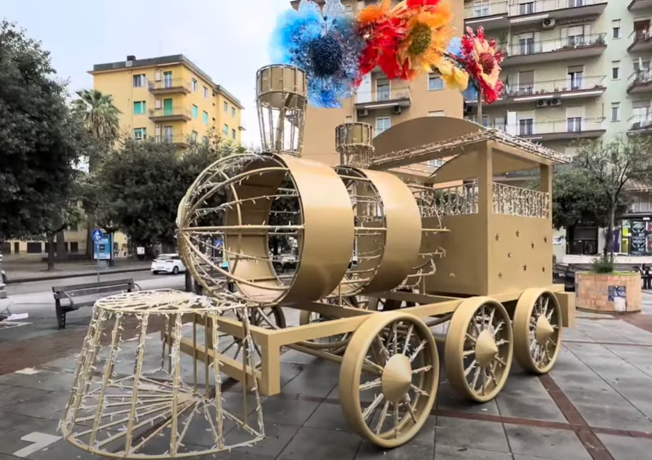 Compaiono nuove installazioni luminose in città: a Torrione la locomotiva dorata