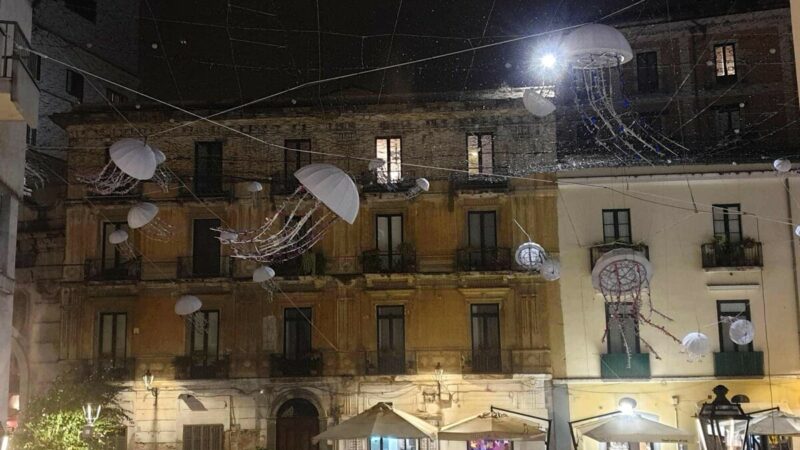 Meduse in Piazza Flavio Gioia e Tunnel di Luci in Villa Comunale