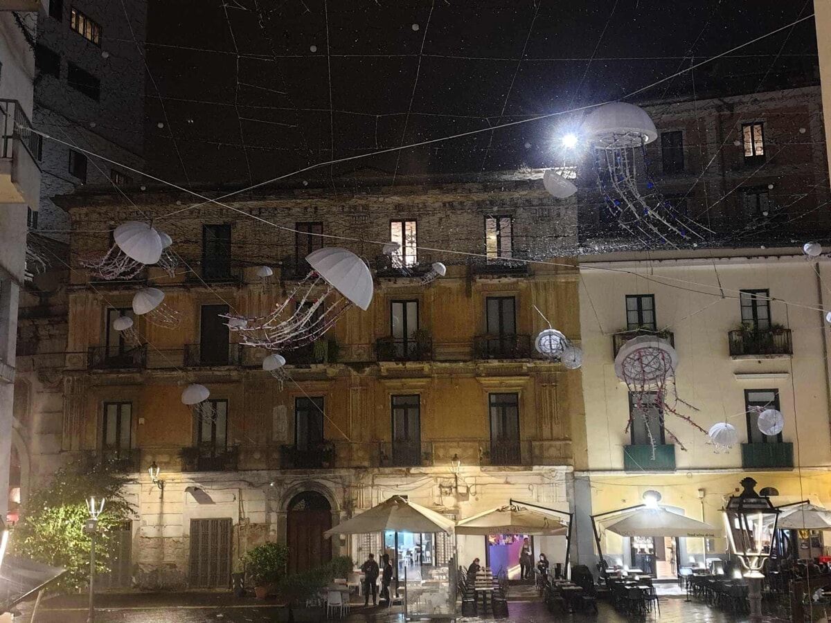 Meduse in Piazza Flavio Gioia e Tunnel di Luci in Villa Comunale