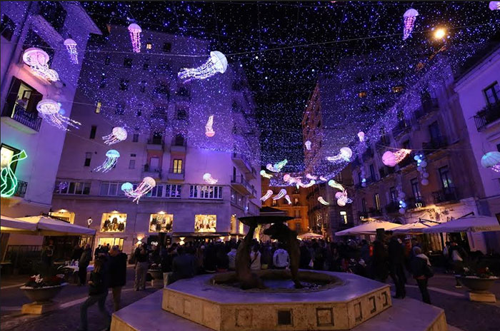 Buona la prima: le luminarie salernitane 2023/2024 fanno immediatamente il pieno di turisti