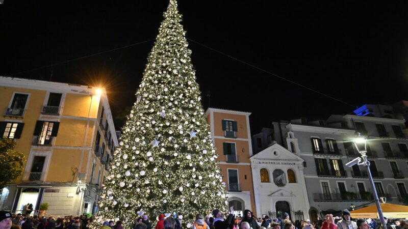 Acceso l’Albero di Natale in Piazza Portanova.