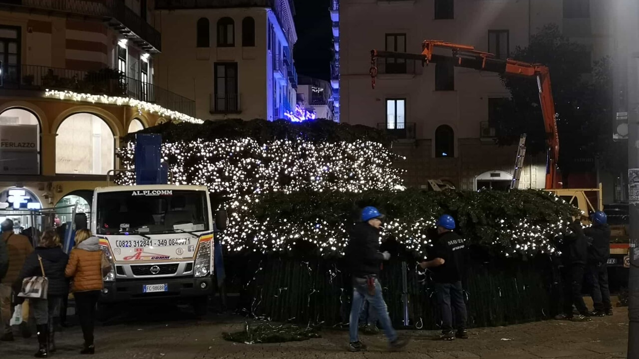 Incominciata l’installazione dell’albero di Natale in Piazza Portanova a Salerno