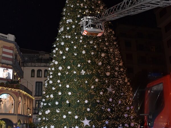 L’Albero di Natale di Salerno illuminato coi colori della Polizia di Stato