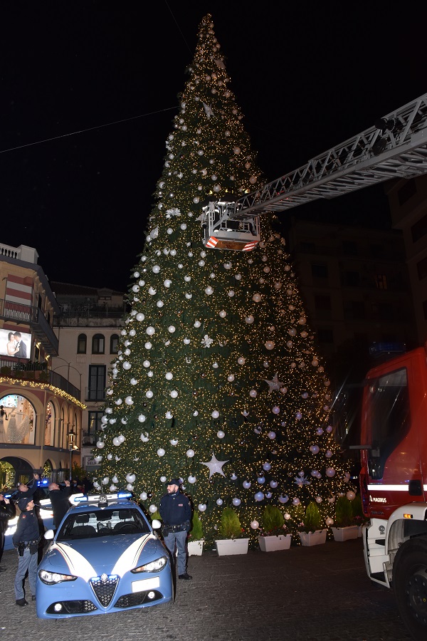 L’Albero di Natale di Salerno illuminato coi colori della Polizia di Stato