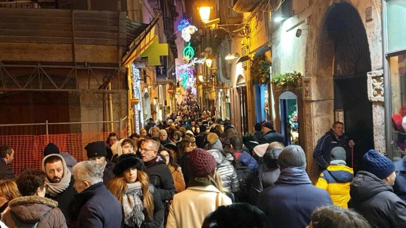 Vento freddo e temperature basse non scoraggiano i tanti turisti accorsi a Salerno