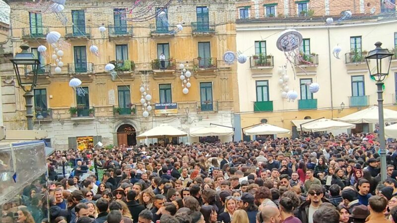 Vigilia di Natale 2023 a Salerno: per strada migliaia di persone