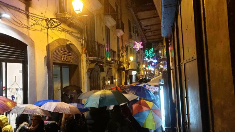 La Befana porta la pioggia a Salerno ma le Luci d’Artista non ne risentono