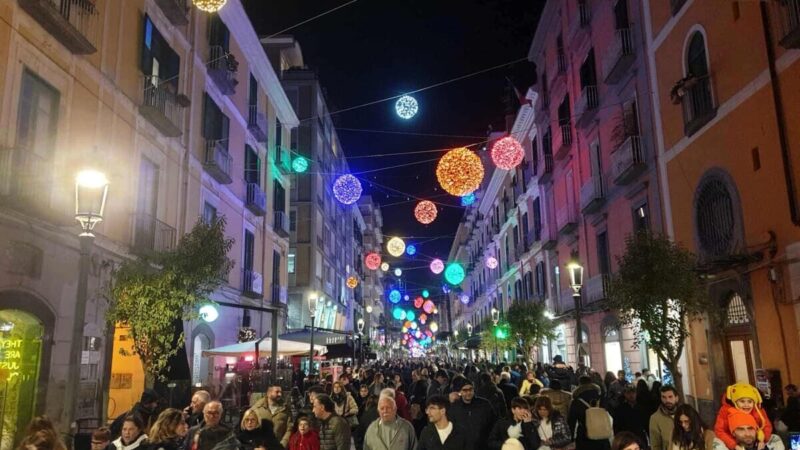 Ancora tanti turisti e visitatori per le strade di Salerno