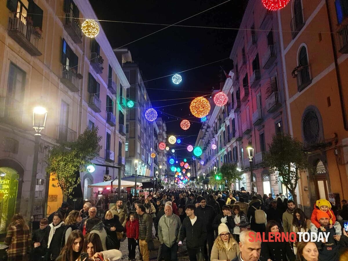 Ancora tanti turisti e visitatori per le strade di Salerno