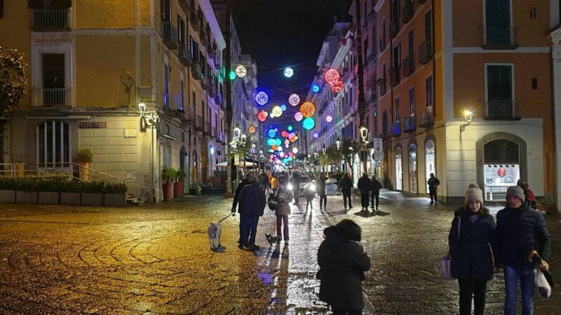 L’albero di Natale in piazza Portanova è la prima installazione ad essere stata smontata