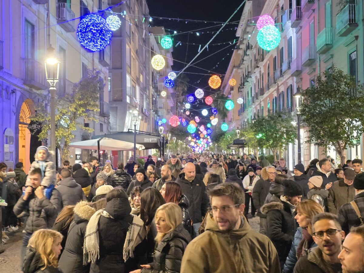 Quinto weekend Luci d’Artista Salerno 2024 folla di turisti per le strade della città