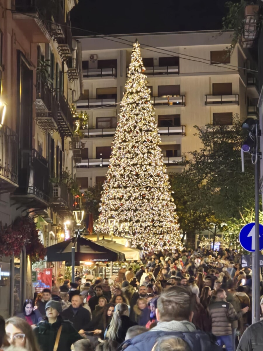Luci d’Artista Salerno record di presenze nell’ultimo weekend del 2024